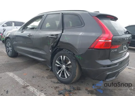 2024 Volvo Xc60 B5 Core Dark Theme z USA, uszkodzony, nr VIN YV4L12RK1R1715772